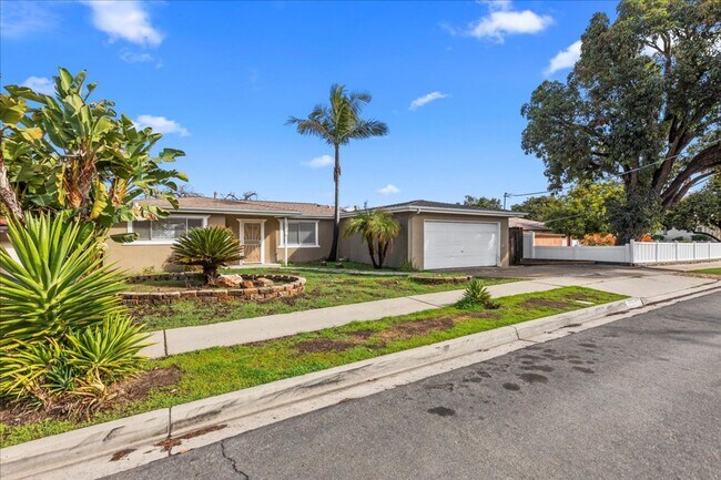 Building Photo - 4 bed main house!