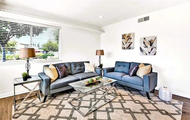 Building Photo - Sophisticated Space Designed for Comfort