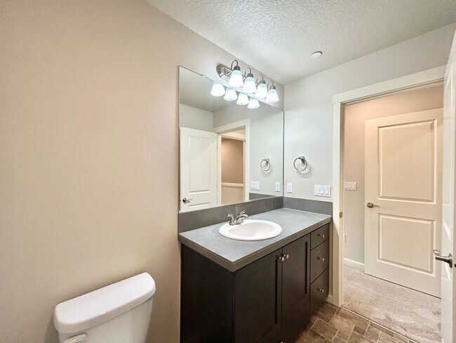 Building Photo - Stunning 2 Bed, 2.5 Bath Craftsman Townhome with Community Amenities!