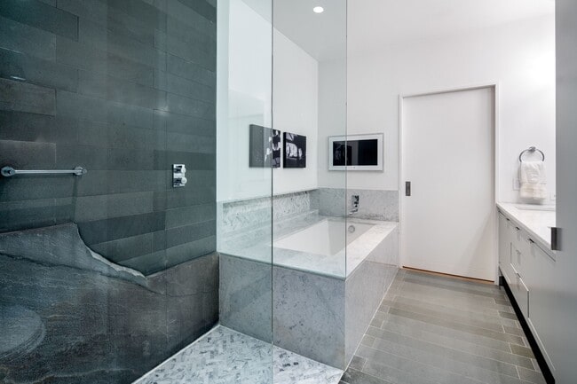 Building Photo - 12 Warren St