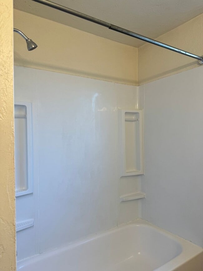 Building Photo - 3 bedroom 1.5 bathroom duplex