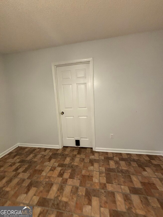 Building Photo - 303 Foxwood Dr