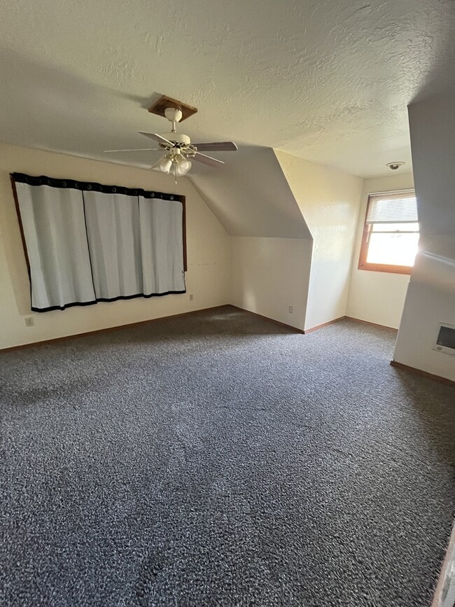 Building Photo - 340 E Island Lake Rd