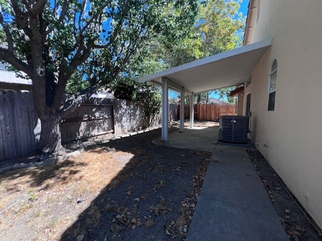 Building Photo - Beautifully maintained Elk Grove home with...