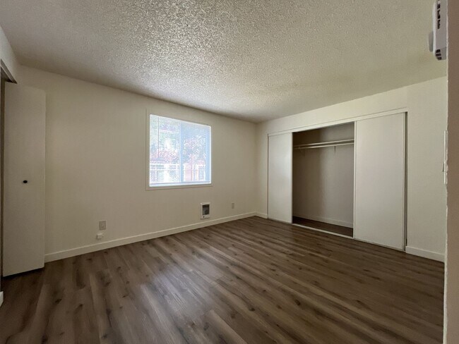 Building Photo - Spacious Corner Apartment with Three Bedrooms, Open Living Space & Modern Kitchen