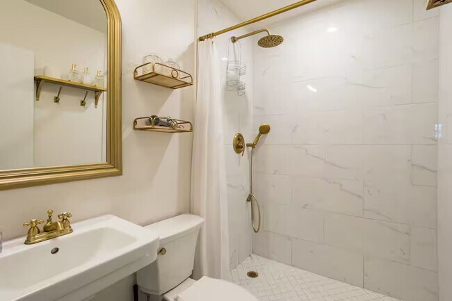 Building Photo - FARM VIEW BUNGALOW across from UofA Campus Farm! Available Today!