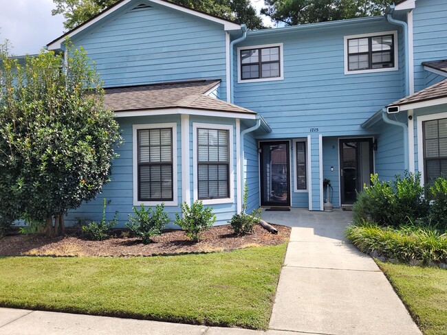 Building Photo - Furnished 3 BR, 3 BH Townhouse in Wilmington!