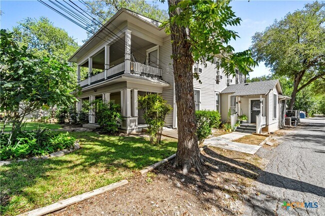 Building Photo - 527 W San Antonio St