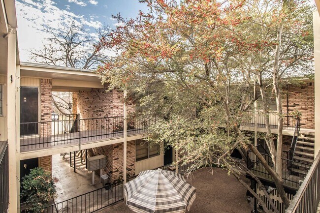 Building Photo - Charming Downstairs Apartment in the Heart of the Cultural District!