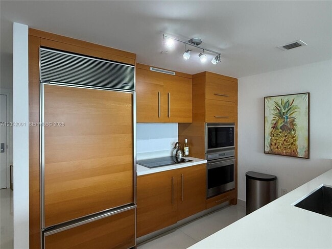 Building Photo - 475 Brickell Ave