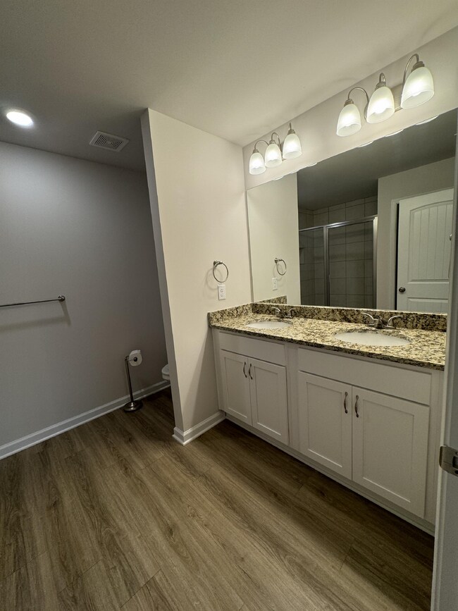 Building Photo - LIKE NEW, 3 bed 2 bath Townhome in Lula!