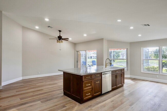 Building Photo - 1605 S Club Dr