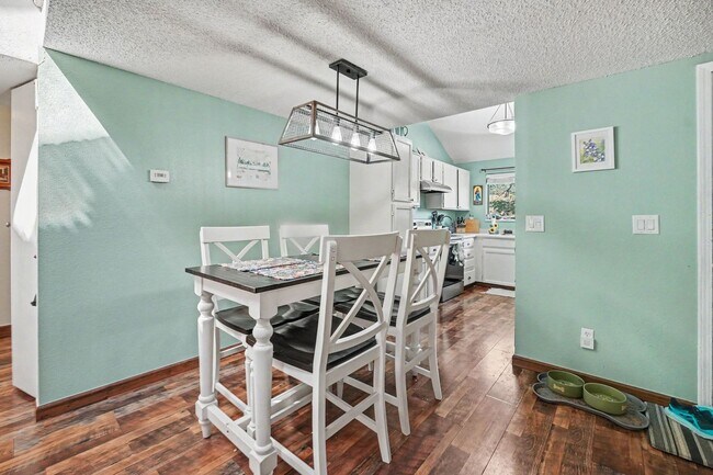 Building Photo - Cozy & Spacious 2BR Top-Floor Condo in Lakewood