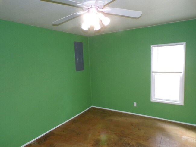 Building Photo - Unique 2 Bed 2.5 Bath Country Home!