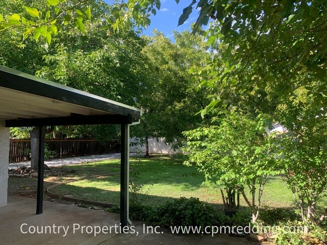 Building Photo - Price Reduced! Spacious House with Landsca...