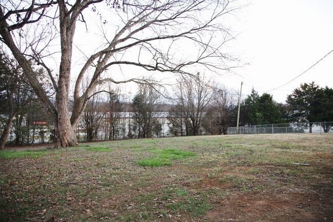 Building Photo - NEWLY REMODELED