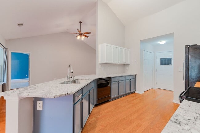 Building Photo - Serenity Meets Everyday Convenience!