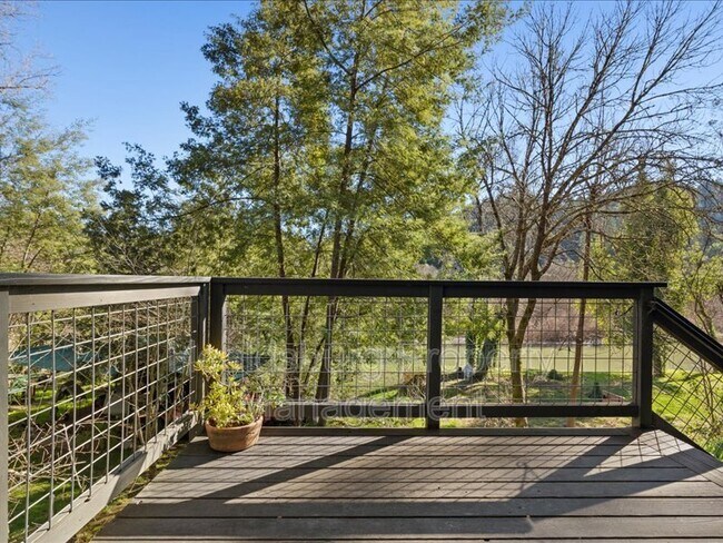 Building Photo - 14975 River Rd