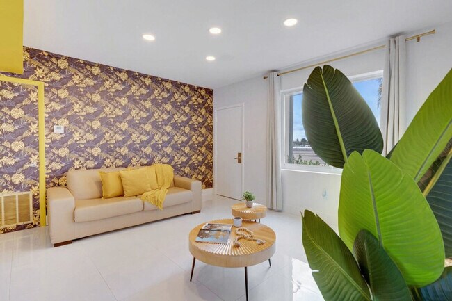 Building Photo - 809 S Ocean Dr