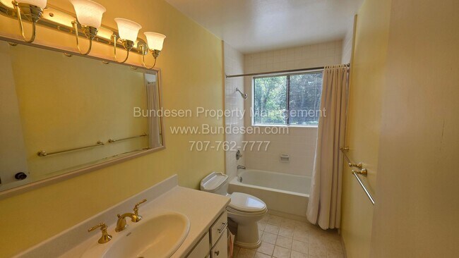 Building Photo - 5 Oak Forest Rd