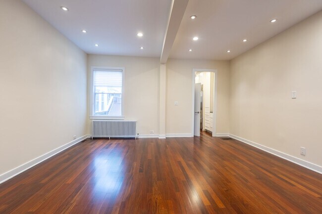 Building Photo - Beautiful 4 BR/3.5 BA Townhome in Cathedra...