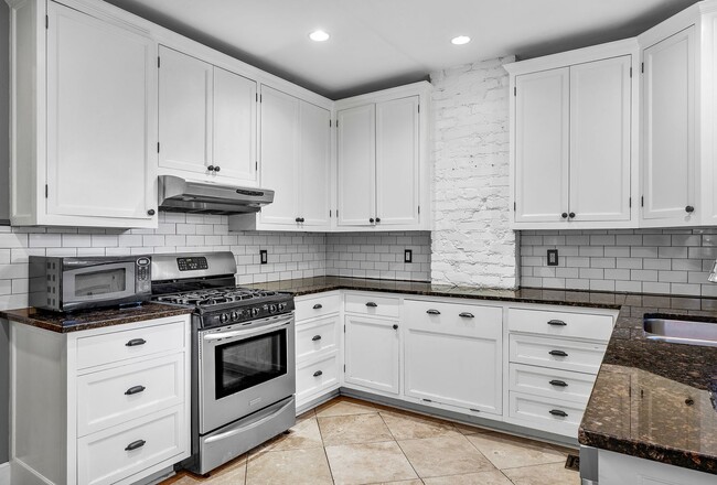 Building Photo - FAN DISTRICT HOME WITH 3 BEDROOMS AND 3 FULL BATHS