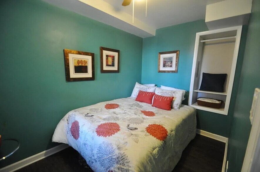 bedroom - 1810 S Throop St