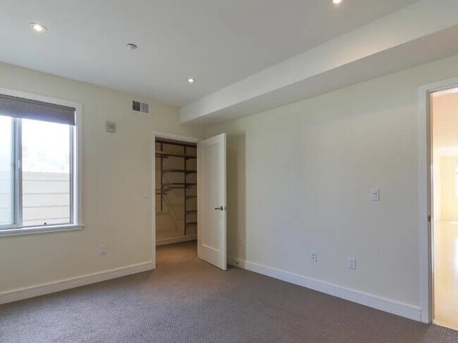 Building Photo - 1725 Washington St