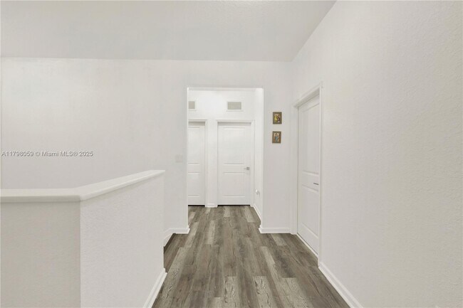 Building Photo - 1451 SE 26th Ave