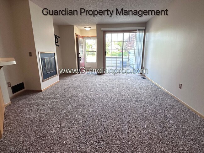 Building Photo - Apple Valley 2 Bedroom Town Home, Patio, Fireplace, 1 Car Garage, AC, New Carpet