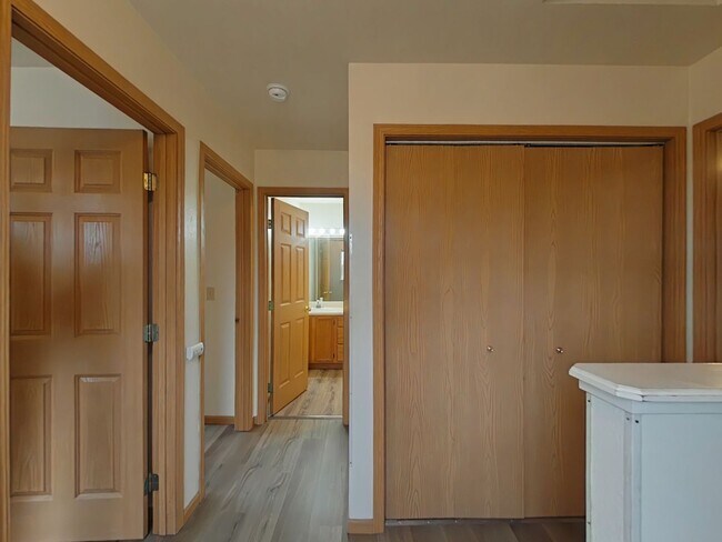 Building Photo - Beautiful 3 Bedroom 1.5 bath with attached...