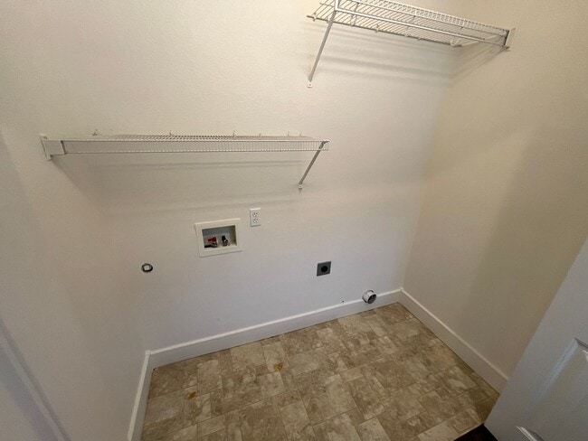 Building Photo - 3 Bed/2.5 Bath Single Family Home Close to the Old Mill