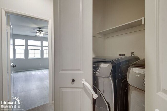 Building Photo - Stunning 3Bdm 2.5Ba Townhome in the Montec...
