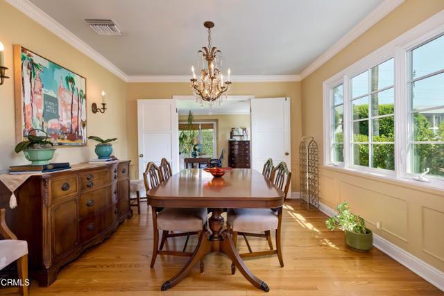 Building Photo - 807 N Doheny Dr
