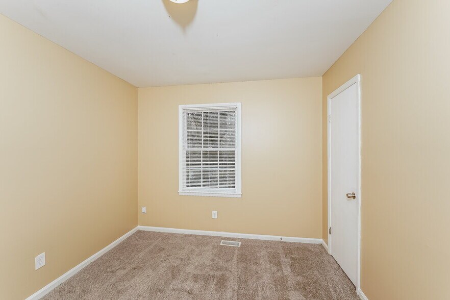 Building Photo - 1700 Serene Dr