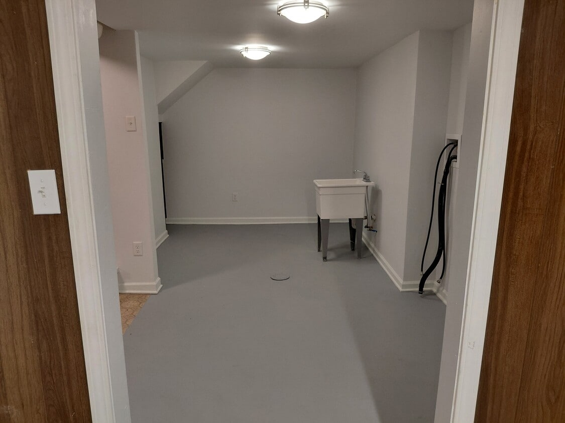 BASEMENT LAUNDRY ROOM - 2705 Barth Ave