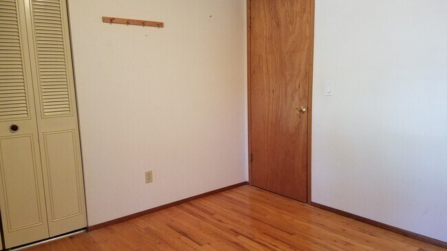 Building Photo - Terrific 4 BR, 2 BA Aloha home