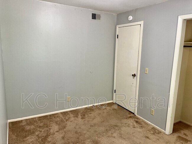 Building Photo - 2212 NE 77th St