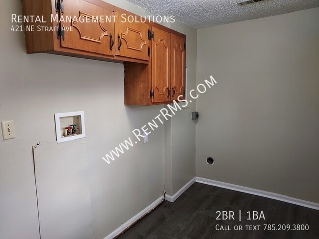 Building Photo - 421 NE Strait Ave