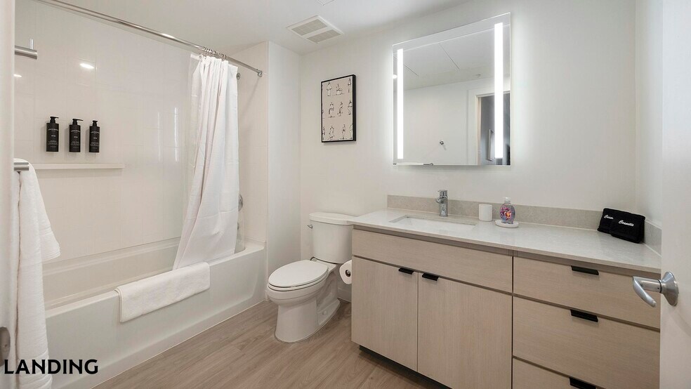 Building Photo - 707 S Farmer Ave