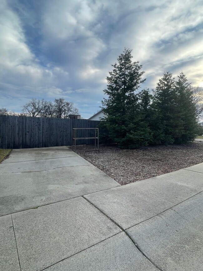 Building Photo - 3 BED 2 BATH HOUSE WITH FENCED BACKYARD IN THE COUNTRY HEIGHTS SUBDIVISION