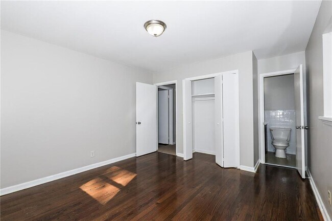 Building Photo - 5425 Skyview Dr SW