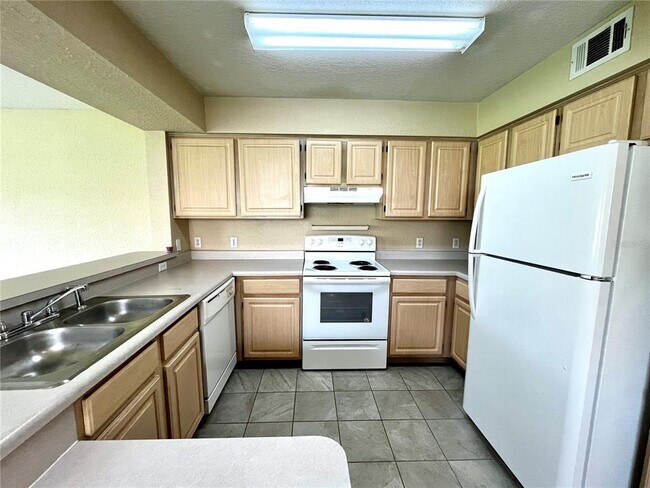 Building Photo - 14037 Fairway Island Dr