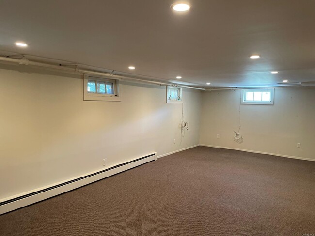 Building Photo - 20 Gainsboro Ln