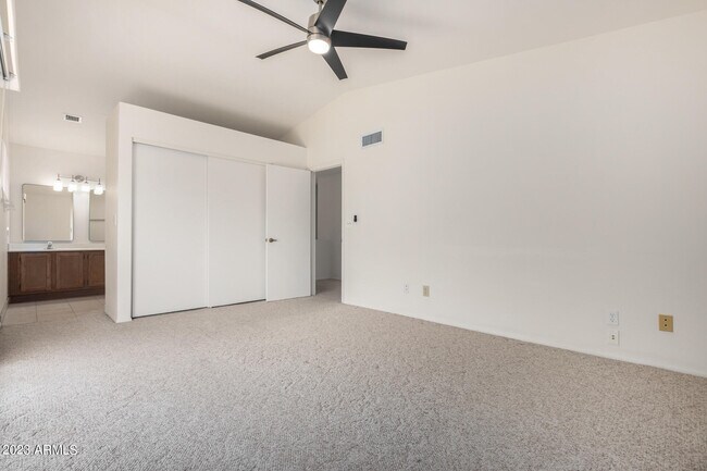 Building Photo - 9422 S 43rd Pl