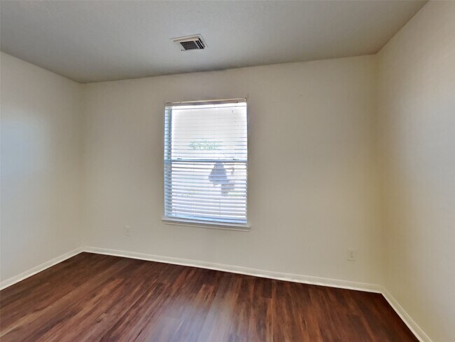 Building Photo - 2911 Linda Dr