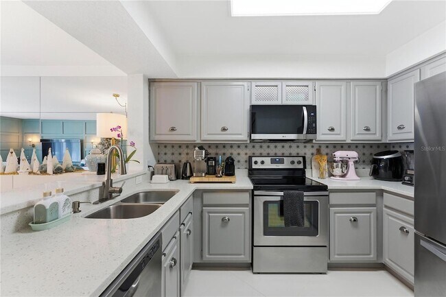 Building Photo - 13838 Fairway Island Dr