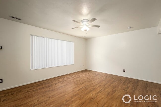 Building Photo - End Unit Townhome!