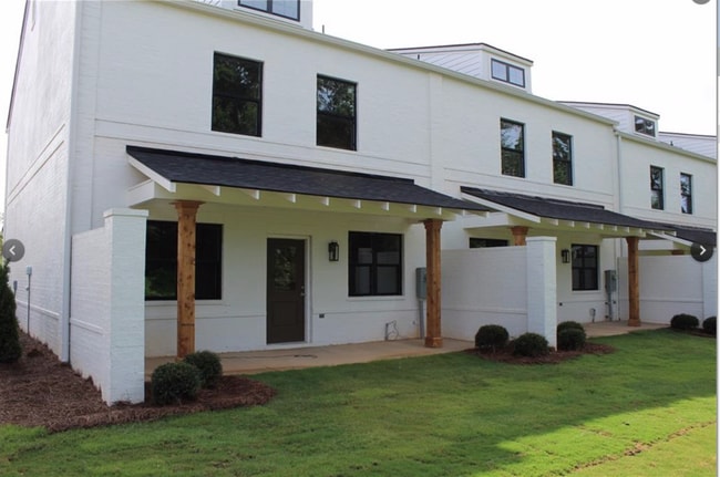 Building Photo - Modern 3BR/3.5BA Townhome Near Auburn Univ...