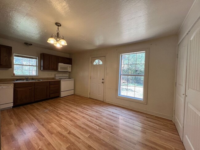 Building Photo - 305 E Rd